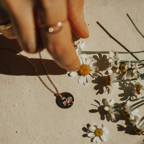 April Daisy Birth Month Flower Simple Necklace - Picture 3 of 13